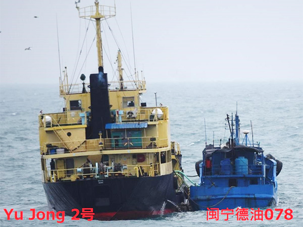 日本防衛省公布海上自衞隊16日在東海的公海上，拍攝到不明國籍船隻與朝鮮船接舷，疑似進行非法物資轉移。   圖：翻攝日本防衛省官網