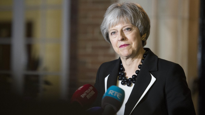 英國首相梅伊為脫歐議題焦頭爛額，現在又有保守黨國會議員要求她不能再妥協。   圖：翻攝英國首相推特