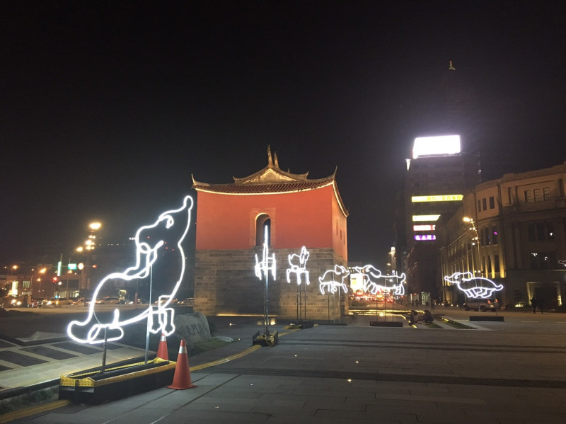 北門廣場四周有20隻臺灣犬分身影燈環繞，小狗分身們隨著燈光變化，呈現追、跑、玩、跳。   圖：台北市觀傳局提供