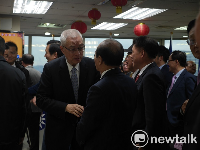 新春團拜結束後，國民黨主席吳敦義一一向出席的人握手致意。   圖：趙婉淳／攝