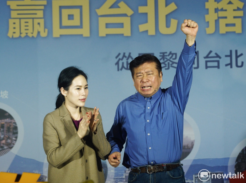 陸委會前副主委張顯耀（右）今（21）日偕同妻子（左）宣布投入國民黨內台北市長初選。   圖：張良一 / 攝