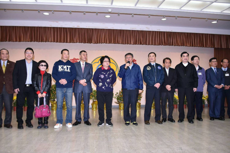 台北市長柯文哲率領市府官員出席台北市議會新春團拜，向議員拜年。   圖：台北市政府 / 提供