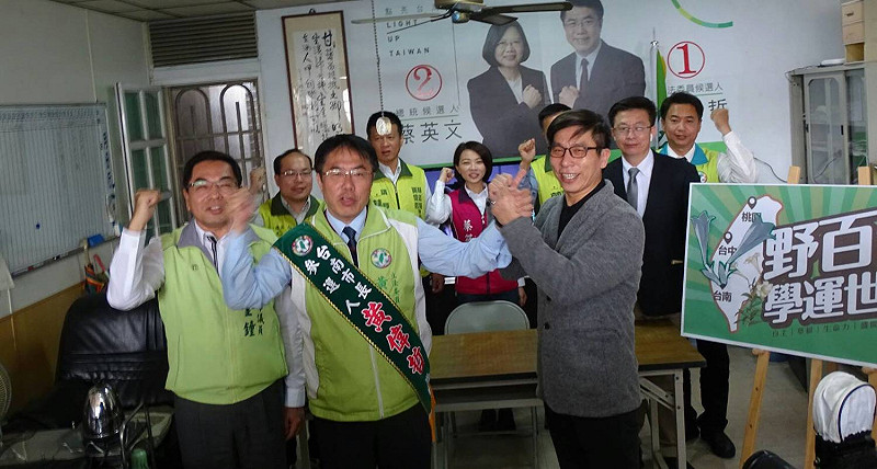 黃偉哲發表「學運世代」競選CF記者會，邀請學運世代戰友鍾佳濱，一同見證黃偉哲從1990年代野百合學運開始，便代表著人民爭取民主。   圖：黃博郎/攝