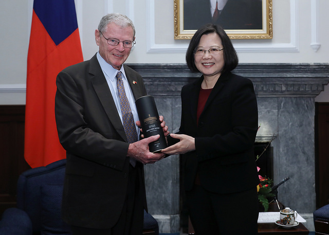 蔡英文接見美國參議院「台灣連線」共同主席殷霍夫及參眾議員訪問團，致贈紀念品予共同主席殷霍夫先生。   圖：總統府/提供