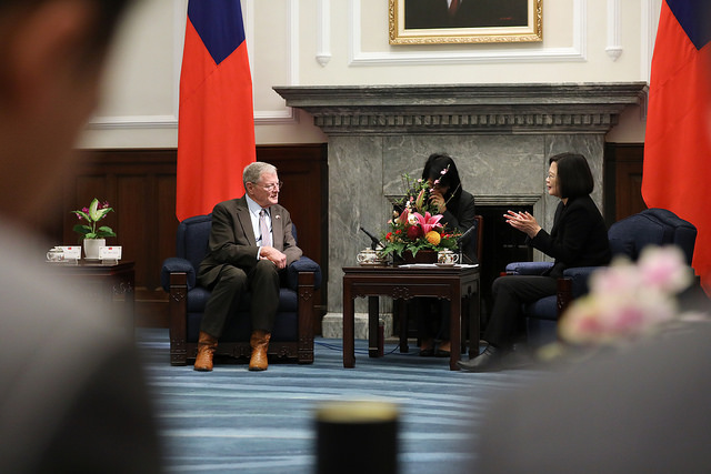 蔡英文接見美國參議院「台灣連線」共同主席殷霍夫及參眾議員訪問團，藉此機會感謝訪賓們長期以來在國防、國際事務以及高層互訪等議題上，大力支持台灣。   圖：總統府/提供