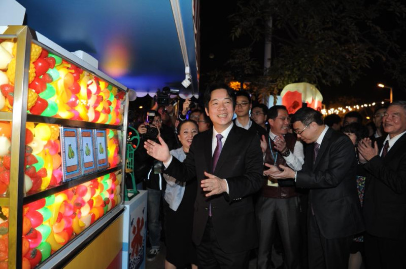 2018台灣燈會在嘉義，大年初一行政院長賴清德即到場互動了，觀賞235樂園，玩小瑪莉拉吧遊戲機   圖:嘉義縣政府提供