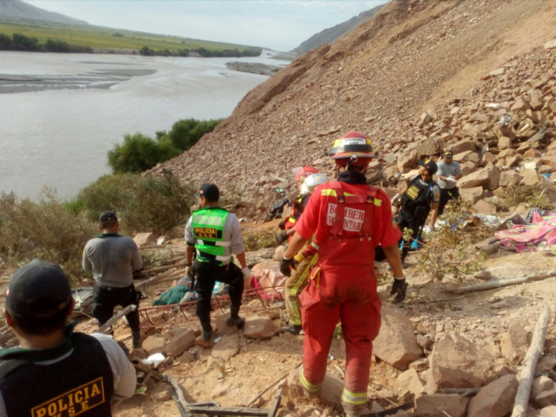秘魯再傳巴士墜落山谷意外，當局出動數十名人力緊急救援，仍然有44人不幸喪命。   圖：翻攝秘魯內政部官網