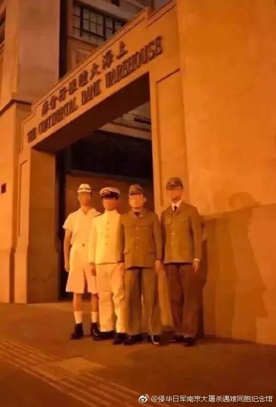 去年8月，四名男子身著二戰日軍制服在上海四行倉庫門口拍照，引起全民公憤。事後，四人被繩之以法。   圖：翻攝自侵華日軍南京大屠殺遇難同胞紀念館微博