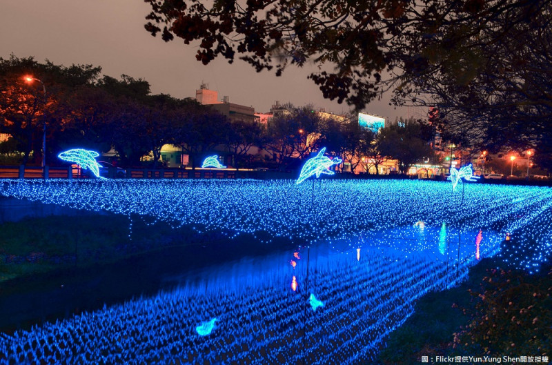 屏東綵燈節活動自2月5日至3月4日止，在象徵「豐收」為主題的燈飾，而在元宵當天則有「一起來去安居樂業健步走！！」的活動，當天晚間8-9時至「光樹塔」進行腳踏車競賽，還有許多限定獎品，讓你吃元宵過節之餘更能達成健康樂活。   圖：Flickr提供Yun Yung Shen開放授權