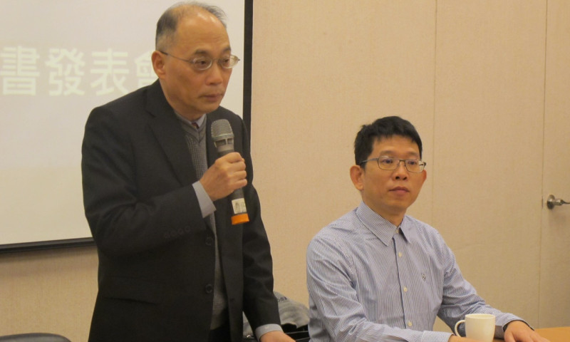 國史館館長吳密察（左）與靜宜大學教授蘇瑤崇出席228新書發表會。   圖：林朝億/攝