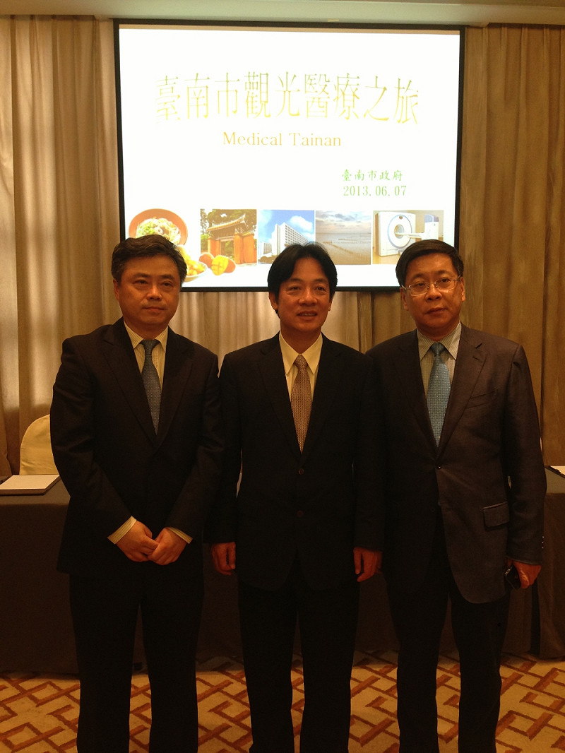 上海市台辦李文輝主任(右)曾多次來台，圖為他與賴清德、上海市旅遊局楊勁松合影。   圖 : 翻攝自台南市府官網。