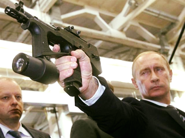 外電指出，俄羅斯總統普亭（右）老神在在面對總統大選，國內外耍手段打壓反對勢力。   圖：翻攝普亭臉書