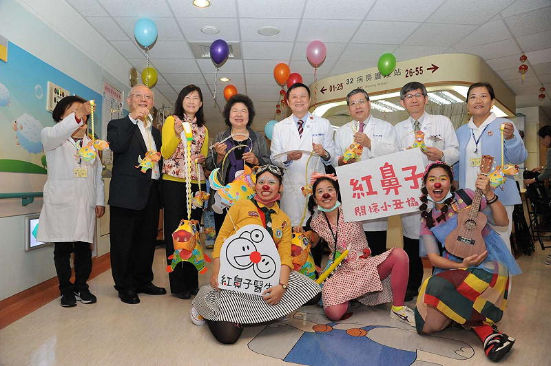 高雄市長陳菊今（23）日前往榮民總醫院關心小病童，與關懷小丑協會合作帶來互動表演，並發送高雄燈會藝術節「旺來狗」小提燈。   圖：高雄市政府／提供