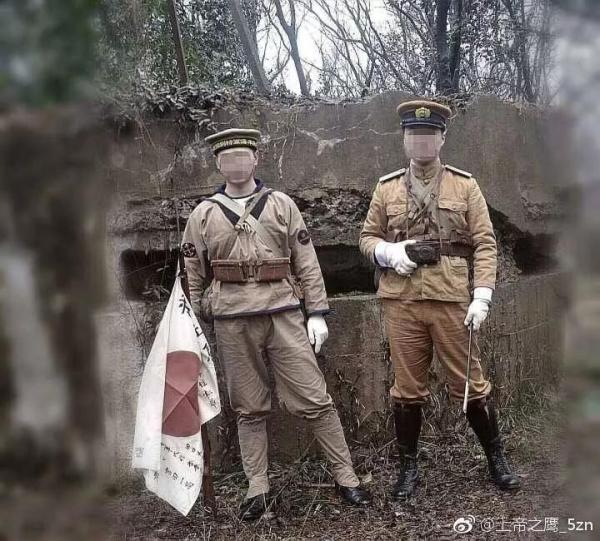 兩人用三腳架固定相機拍攝照片,後上傳至QQ群並被多人轉發。 圖:翻攝自「上帝之鷹_5zn」微博