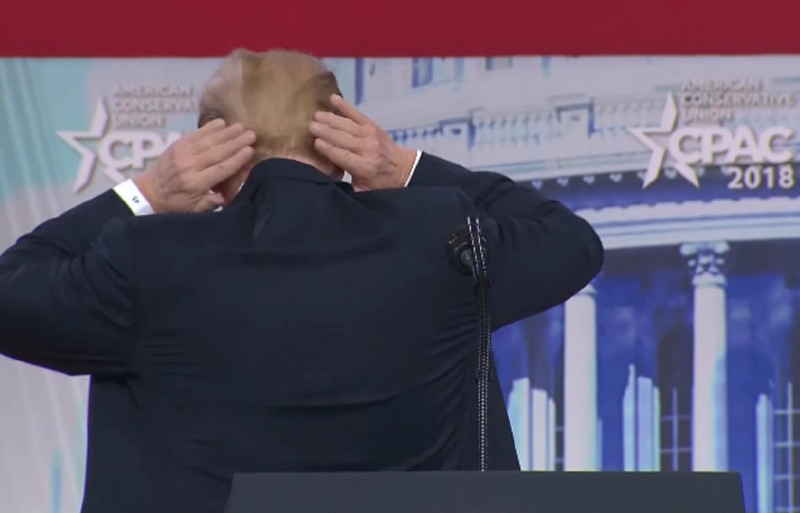 川普出席保守政治行動會議，主動向與會的民眾承認自己禿頭，還接著轉身示範自己平時如何整理頭髮。   翻攝自 Donald J. Trump‏ 推特