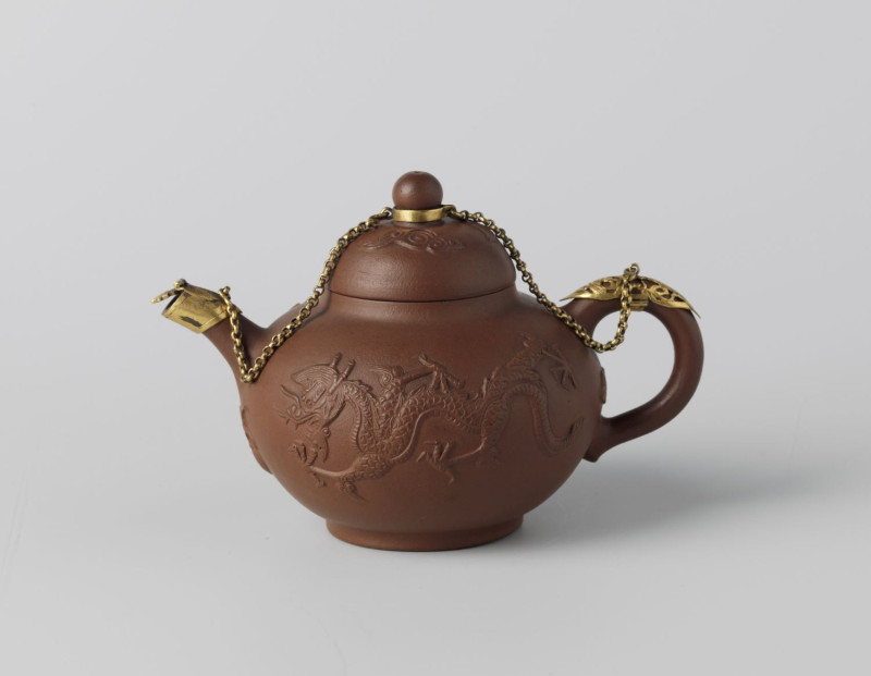 來自18世紀鑲有鍍金飾件、鏈條及匠師銘款的紫砂壺十分罕見，是本展必看的展品之一！   圖 : 翻攝自新北市政府