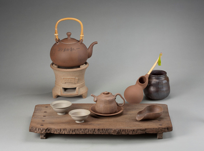 國際知名陶藝家陳景亮《亮式茶席》中仿真的茶盤就是源自於紫砂壺仿生的概念而來。   圖 : 翻攝自新北市政府