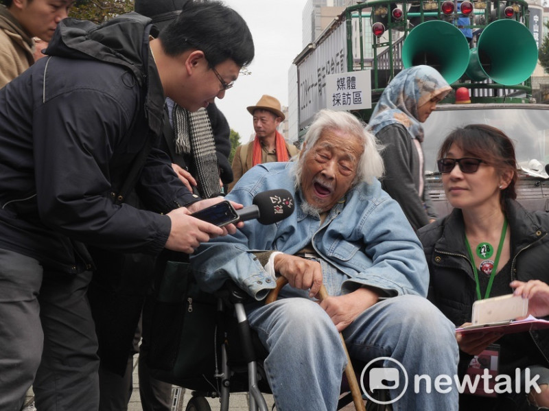 百歲的「台獨歐吉桑」史明也親自現身參加遊行。   圖：趙婉淳／攝