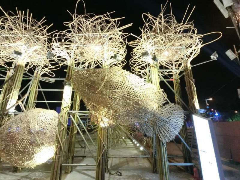 2018台灣燈會在嘉義縣舉辦，農村創生藝術燈區，也讓本來應該是晚上點燈才美的燈會，竟會是日夜一樣美，而且，白天比晚上更有故事性、藝術味更濃烈。   圖：翻攝自林純用臉書