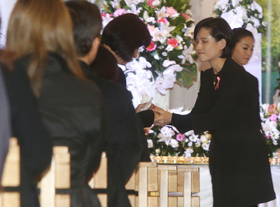 文化部長鄭麗君（右）24日前往台北市第二殯儀館，出席資深藝人乾德門告別式，並向家屬致意。   圖：中央社