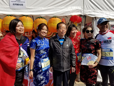 日本一年一度的東京馬拉松大賽25日登場，主辦單位今天舉行前日祭，有台灣跑者穿旗袍參加友誼賽，駐日代表謝長廷（左3）到場加油並與跑者合影。   圖：中央社
