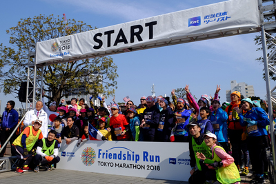 東京馬拉松主辦單位24日在台場舉行大賽前的前日祭，分為全長1.5公里的親子賽（family run）及4公里的友誼賽（friendship run），不少國外跑者參與。   圖：中央社