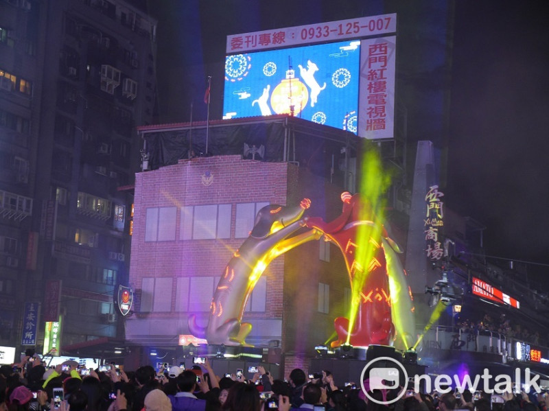 2018年台北燈節今（24）晚在西門町正式登場，主燈是幸福gogo。   圖：趙婉淳 ／攝