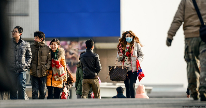 在AQI達到紅色警戒的環境下，敏感族群外出建議戴上口罩，避免吸入過多懸浮微粒或空氣汙染物。   圖：Flickr提供Ge Wang開放權限
