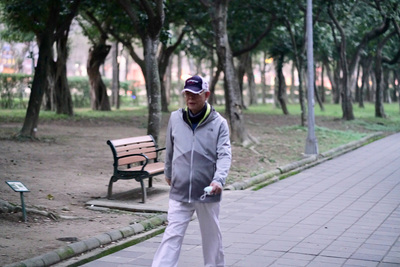 央行總裁彭淮南25日凌晨到大安森林公園健走，年近80的他，健步如飛，絲毫未見老態。   圖/中央社