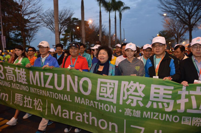 2018高雄MIZUNO國際馬拉松開跑，高雄市長陳菊表示高雄是馬拉松賽事的首選。

   圖/翻攝自陳菊（花媽）市長臉書專頁
