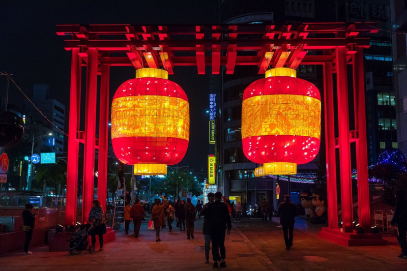 「祈福生子燈」紙雕藝術作品將「台灣百景上河圖」呈現在兩個超大燈籠上，遠拍近拍都好拍，夜晚更有種特別韻味。   圖：台北市觀傳局／提供