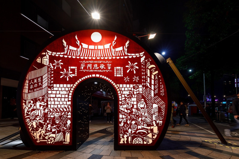 「重回提燈光陰」為傳統紙雕藝術、古早提燈燈籠、台北東區、台北西區的意象綜合體，非常漂亮、與作品合影最棒的一個點。   圖：台北市觀傳局／提供