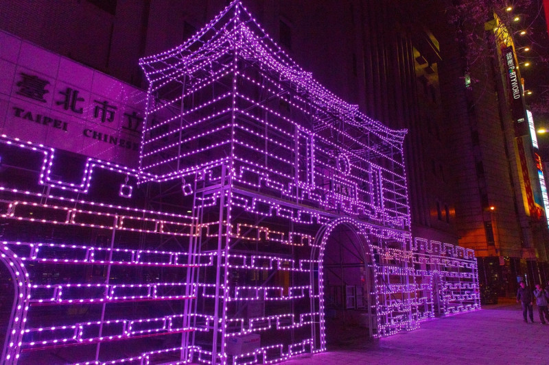 「西門城垛」還原舊台北城最華麗，但也最早消失的西門（寶城門）與城牆的意象，晚間令人炫目的各色燈光閃爍，拍照拍短片都很有味道。   圖：台北市觀傳局／提供