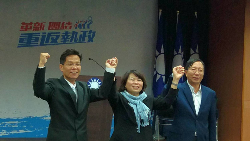 在國民黨嘉義市長民調中勝出的前嘉義市長黃敏惠 (中)與李允傑(左)握手高舉象徵團結。    圖 : 黃敏惠競選總部/ 提供