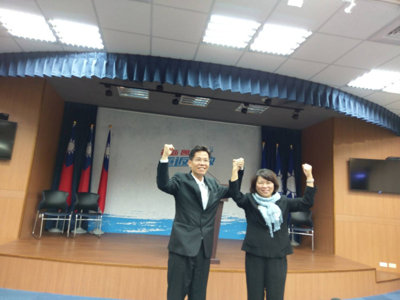 黃敏惠 (右) 與李允傑握手高舉象徵團結。   圖 : 黃敏惠競選總部/提供