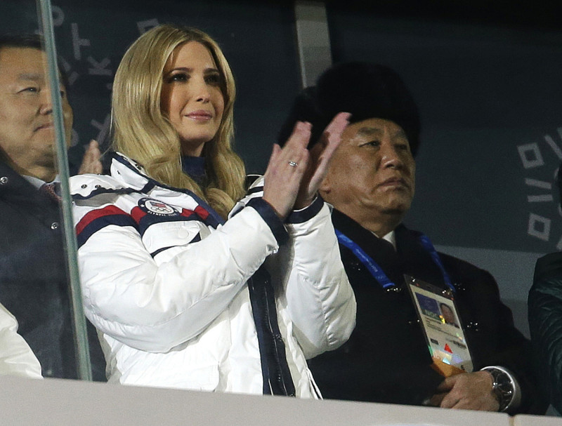 美國第一千金伊凡卡（前中）被安排坐在南韓總統文在寅妻子身旁，北韓將領金英哲（後右）則在她身後那一排，畫面看不出兩人有任何互動的跡象。   圖：達志影像/美聯社