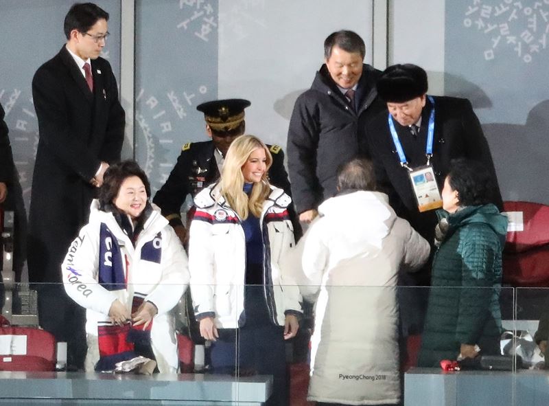 平昌冬奧25日閉幕，南韓總統文在寅（背對者）與北韓勞動黨中央委員會副委員長金英哲（後排右1）握手，美國第一千金伊凡卡．川普（前排左2）就在一旁。
   圖：韓聯社/提供