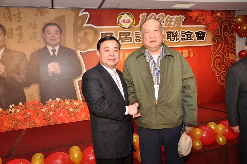 82歲的徐鴻志(右)近日過世，他曾任兩屆桃園縣長。   圖：翻攝桃園市議會官網