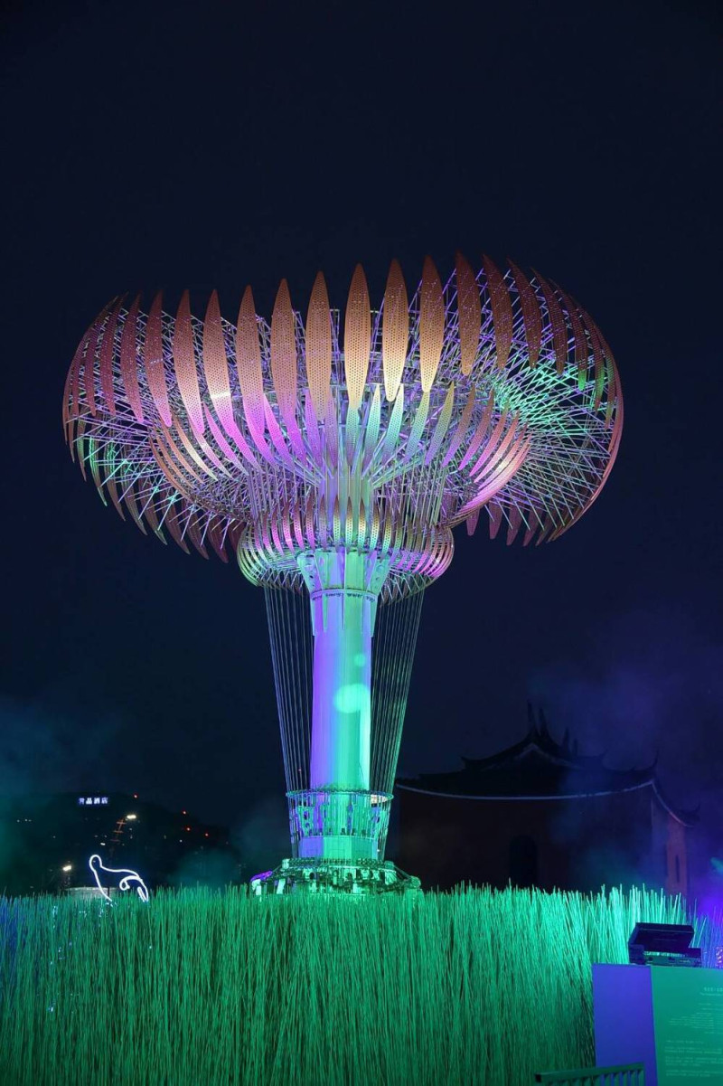 今年台北燈會北門展區的燈火台，是去年世大運的聖火台改裝。   圖：台北市政府 / 提供