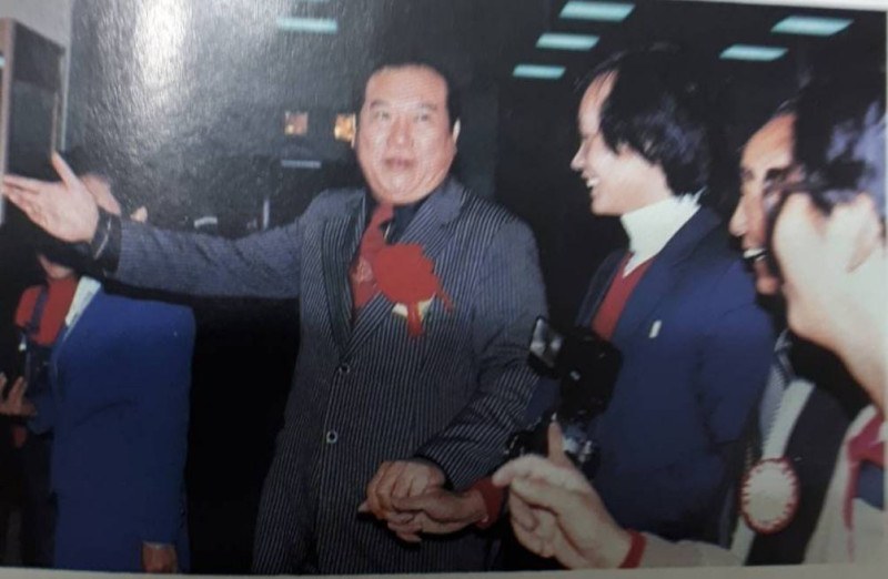 桃園縣文化中心成立時,當時的桃園縣長徐鴻志(中)頒獎感謝邱傑(右3)為文化中心設計識別標誌。