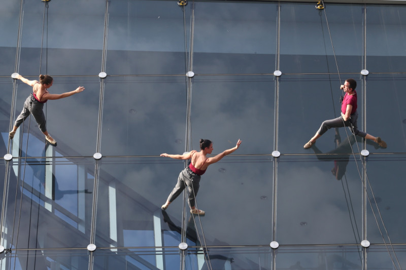 西班牙反向垂直舞團(Delrevés vertical dance company) 在嘉義燈會現場演出。   圖：嘉義縣政府/提供