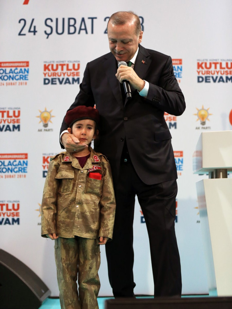 土耳其總統艾爾段（右）摟著穿軍裝的小女孩說，如果她犧牲了，將獲得國旗裹屍的崇高榮譽。   圖：翻攝土耳其政府官網