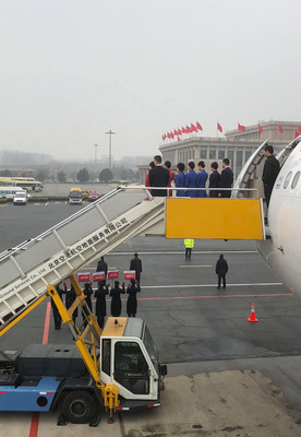 一名長期在上海工作的台灣民眾27日上午碰巧與一群中國全國政協委員搭同班機赴北京，不但遇上脫鞋檢查的高規格安檢，降落後還見識到「列隊歡迎」的場面。   圖 : 民眾/提供
