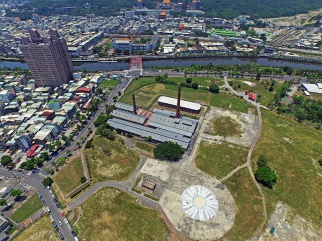 中都重劃區由工業區轉型，重劃後以公園方式完整保留中都濕地生態。   圖：高雄市政府/提供