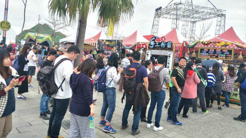 寶可夢融合台灣嘉義燈會，帶來大批人潮，許多攤販都要排隊。   圖：嘉義縣政府/提供