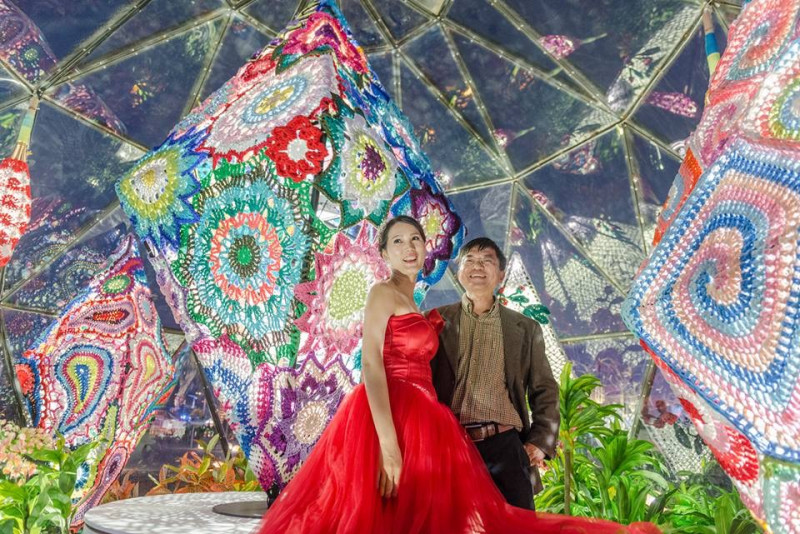 2018台灣燈會的農創再生燈區的藝術總監林純用與太太15周年結婚紀念日，特地到台灣燈會農創再生燈區，拍攝婚紗照紀念。   圖：翻攝自林純用臉書
