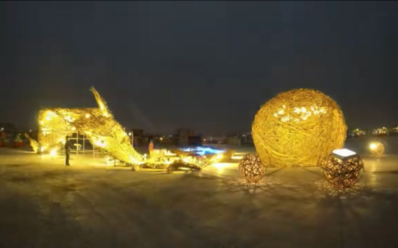 2018台灣燈會在嘉義縣舉辦，農村創生藝術燈區，也讓本來應該是晚上點燈才美的燈會，竟會是日夜一樣美，而且，白天比晚上更有故事性、藝術味更濃烈。林純用的竹編作品「人在草木間」   圖：翻攝自林純用臉書