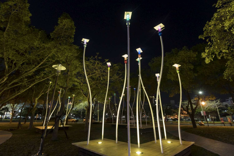 新竹綠園道自從去年(106)年啟用，農曆年前更增設三大主題6處地景藝術，作品皆加設燈光，讓夜間的綠園道添增浪漫氣氛。   圖：新竹市政府提供
