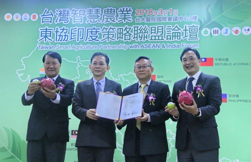  清華大學由校長賀陳弘（右2)代表與台灣東協商會簽訂策略盟合作備忘錄，將把「智慧精準農業」技術引入東協國家。   