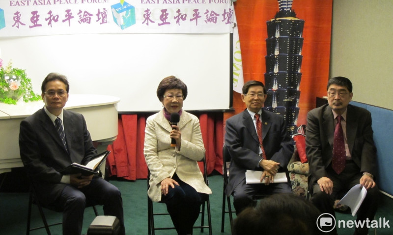前副總統呂秀蓮（右二）1日指控，她舉辦東亞和平論壇，外交部都沒有補助。活動出席者還包括翁明賢（左一）、前國安會副秘書長張旭成及施正鋒。   圖：林朝億/攝